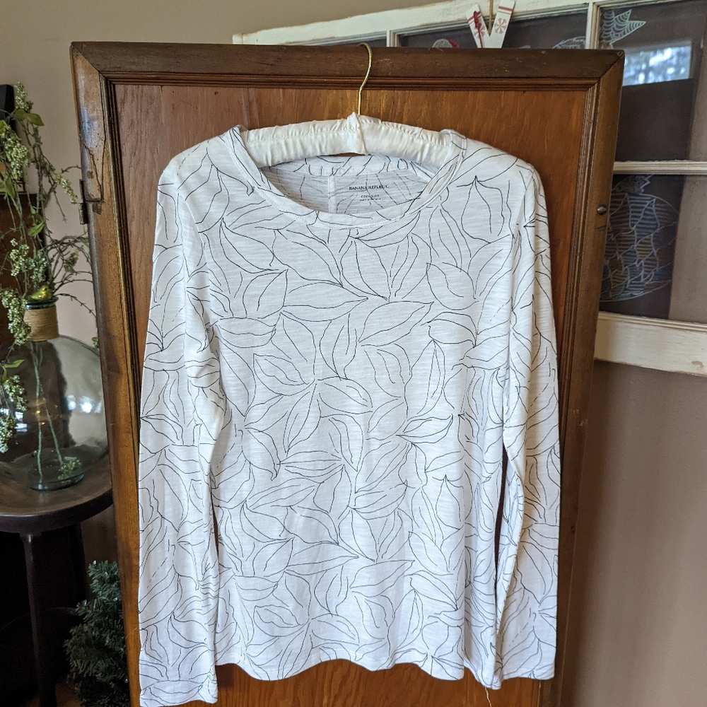 Banana Republic Tee. Size small.